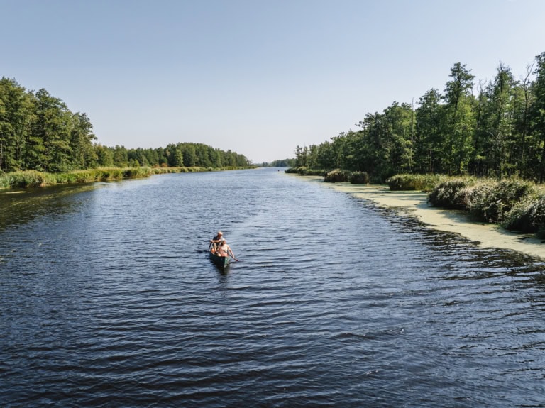 Mit dem Kanu auf der Peene entlang paddeln