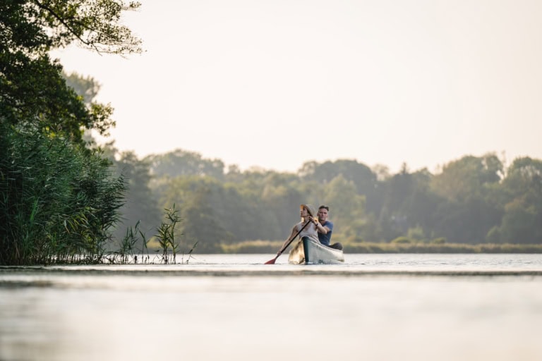 Mit dem Kanu auf der Peene entlang paddeln