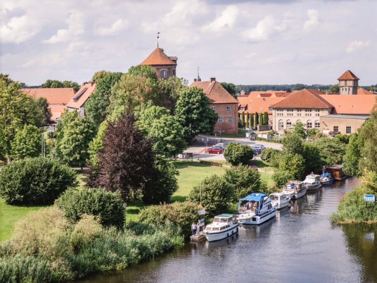 Neustadt-Glewe mit Burg und Booten auf dem Kanal