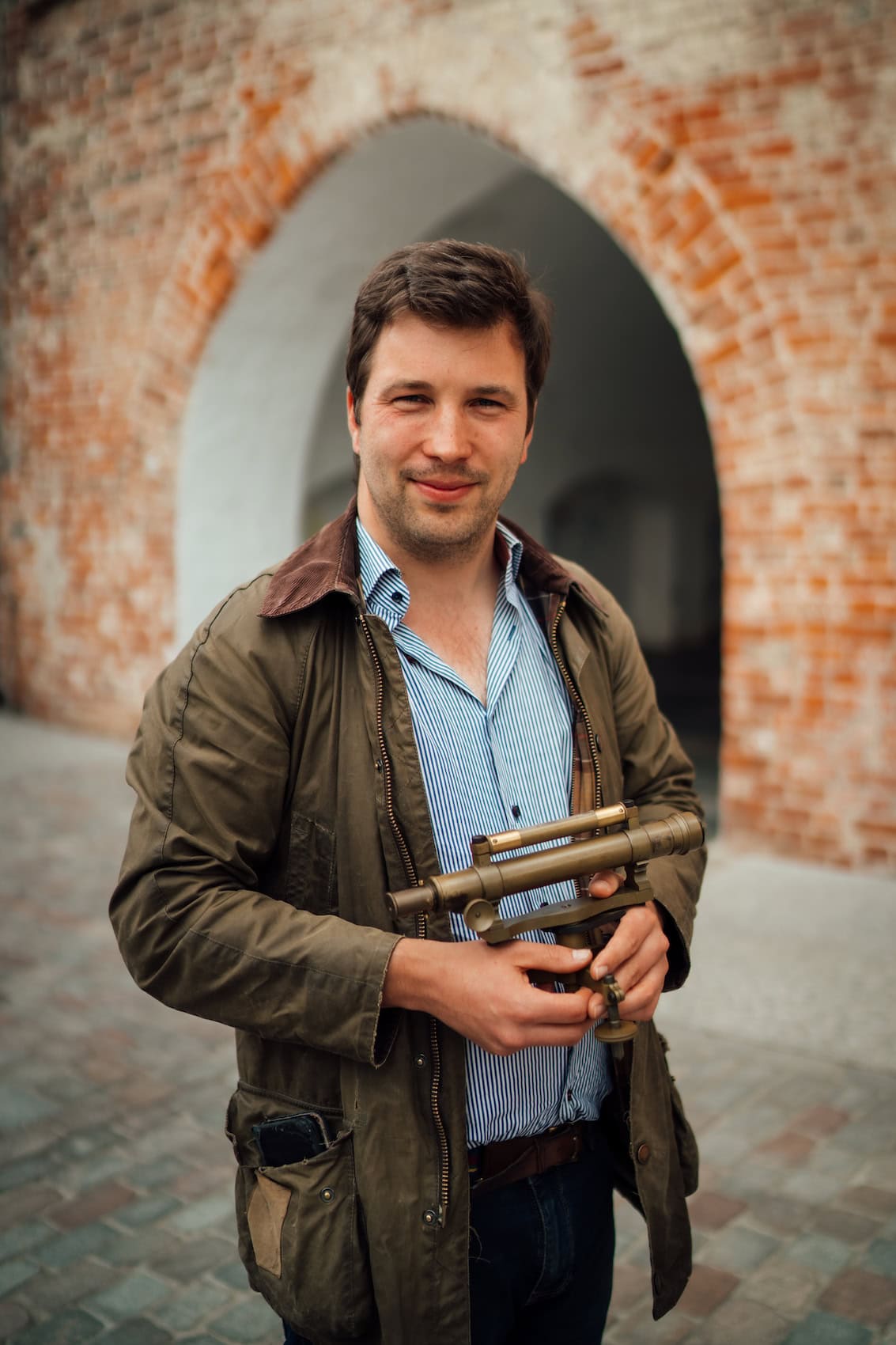 Stadtarchivar Jakob Schwichtenberg mit einem historischen Geometer vom Hoflieferanten Brillen Krille. Wer Fragen zu Schwerin hat, ist bei Jakob goldrichtig. I Foto: TMV/Petermann
