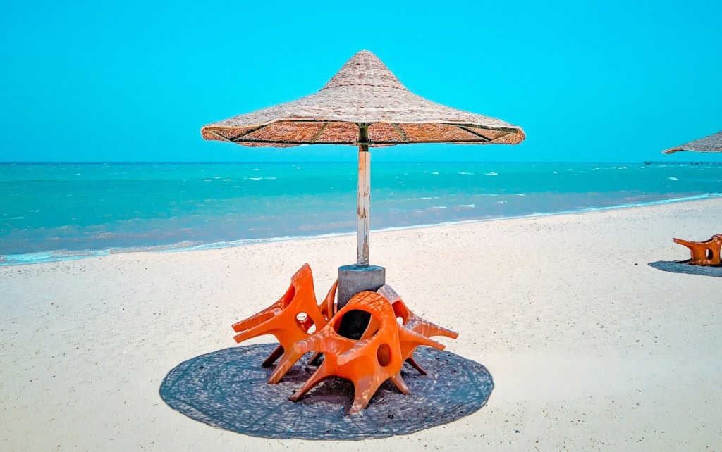 Stühle stehen auf einem Strand in Ägypten.