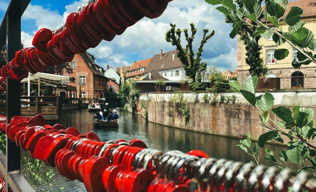 Liebesschlösser an einem Geländer in Colmar. 