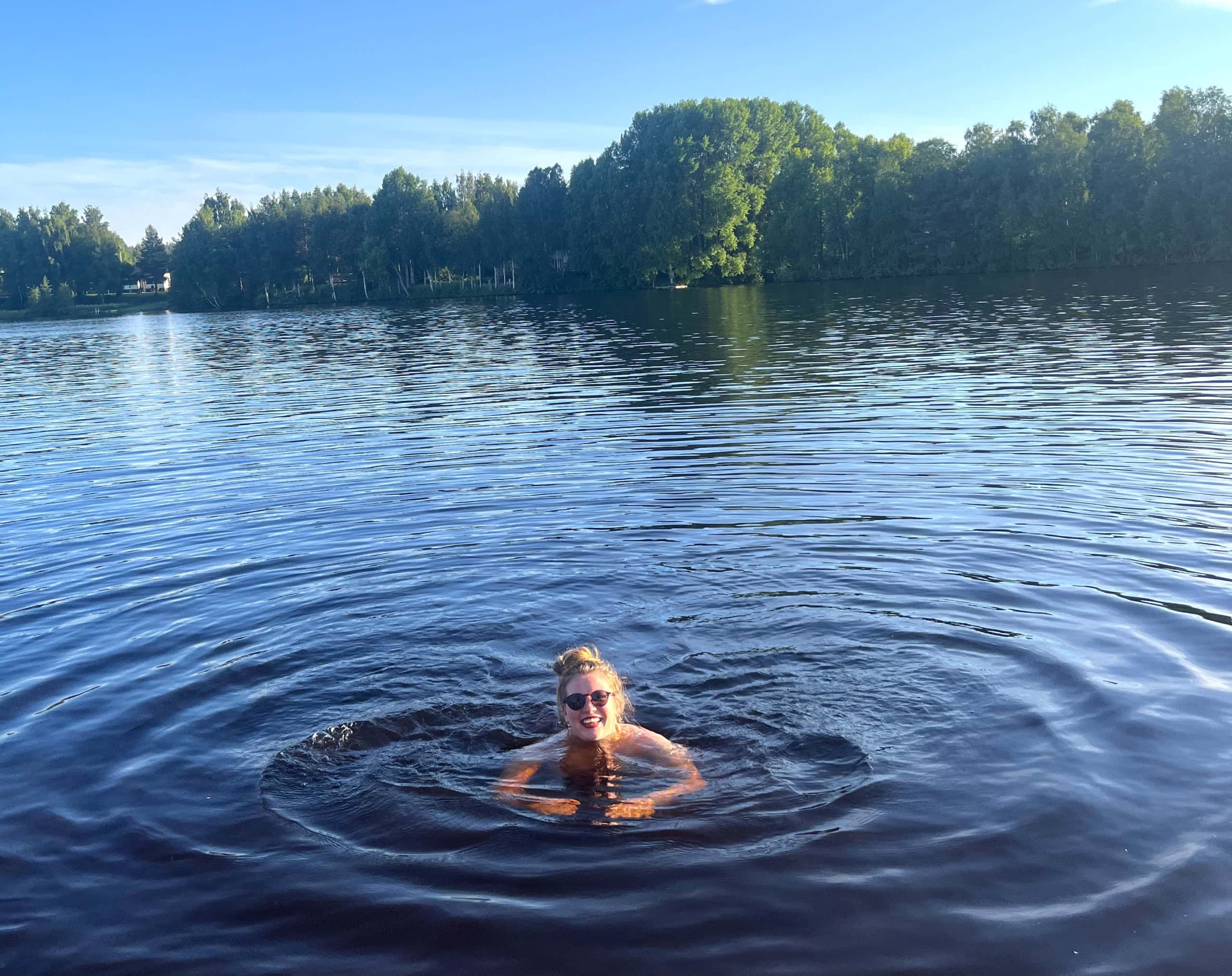 Baden in einem See in Finnland