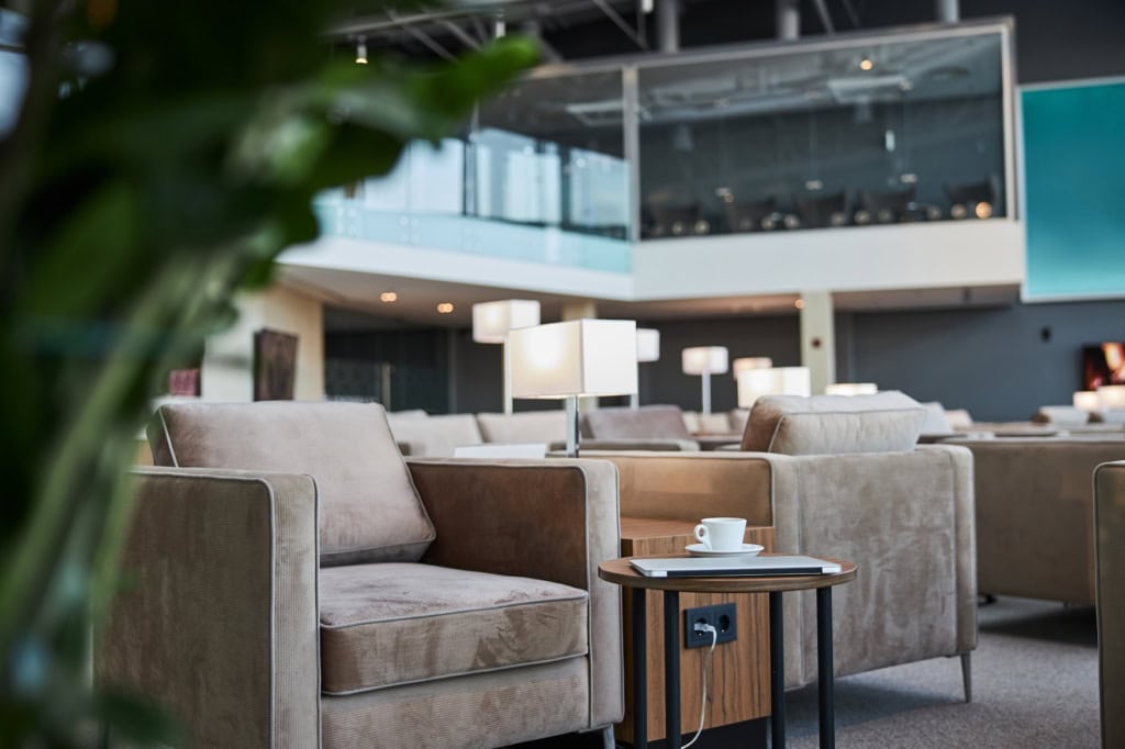 Eine Lounge im Flughafen mit bequemen Sesseln.
