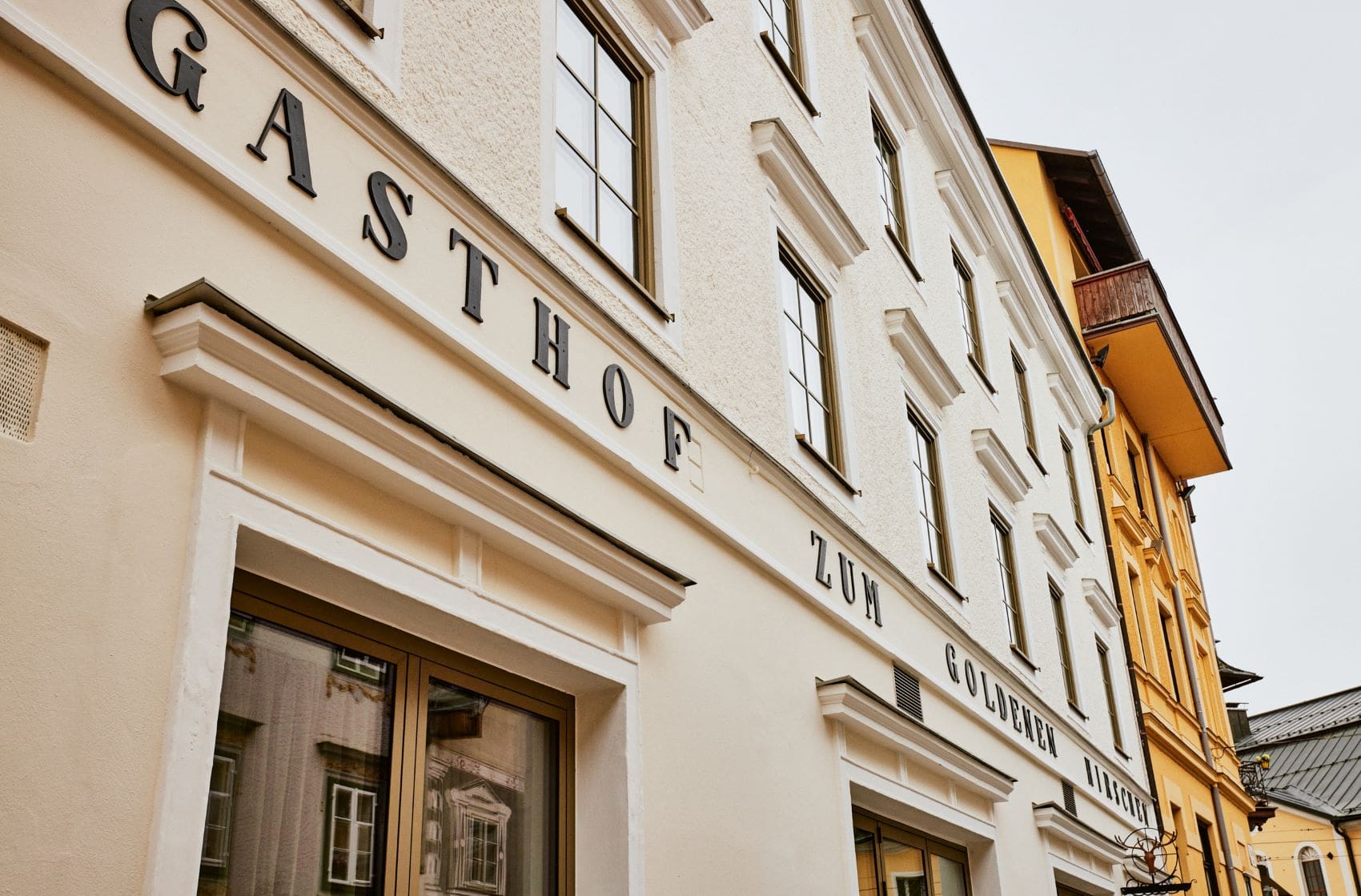 Frontansicht vom Hotel zum Goldenen Hirschen