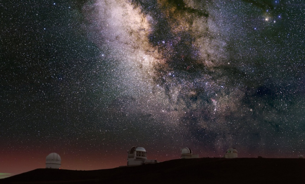 Milchstraße über Teleskopkuppeln auf Mauna Kea, Hawaii.