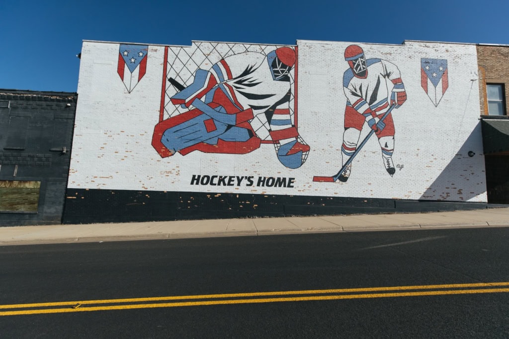 Ein Graffito zeigt ein Eishockey-Spiel: Minnesota blickt bei diesem Sport auf eine lange Tradition zurück.