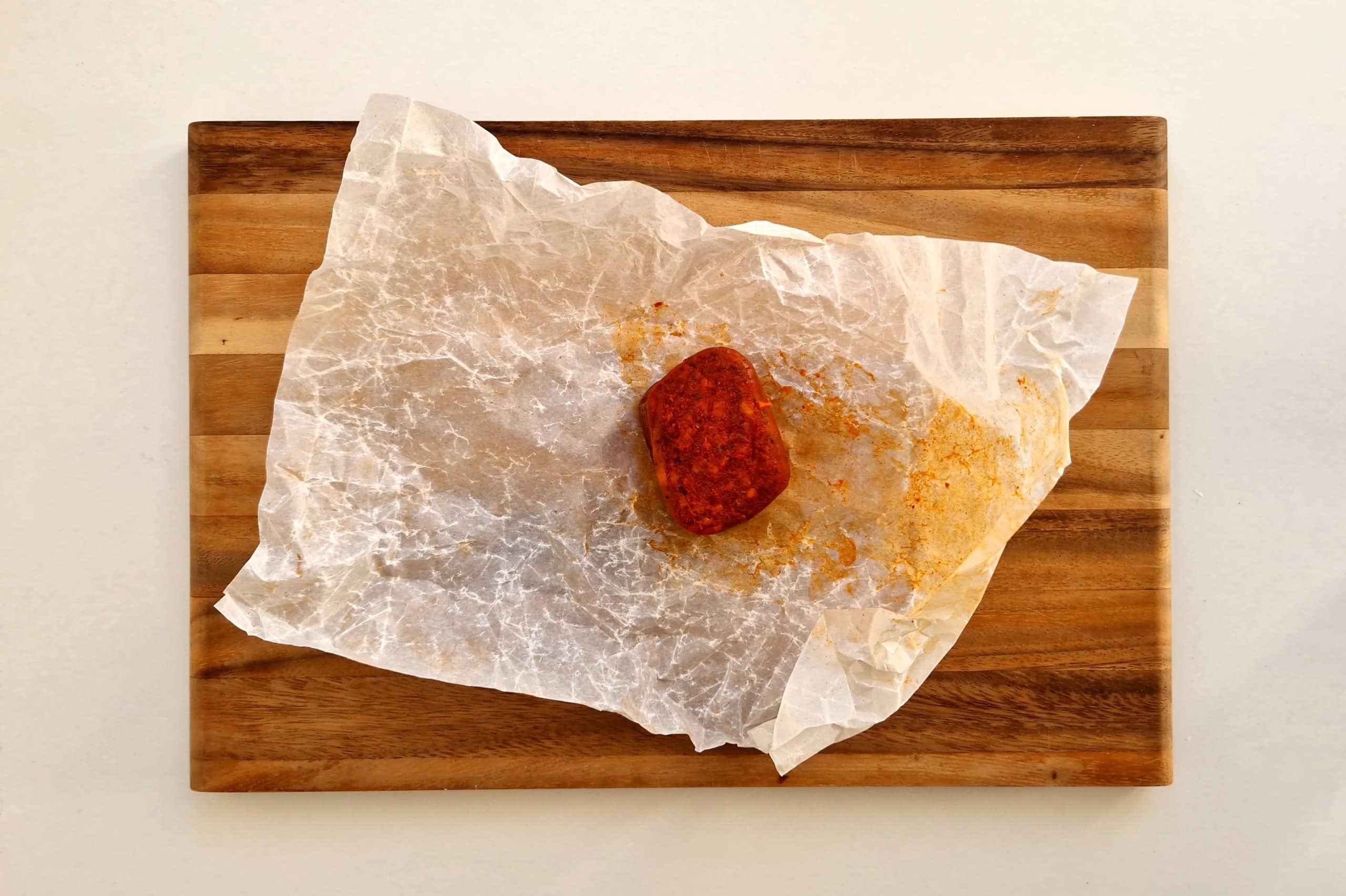 Nduja auf einem Brett.