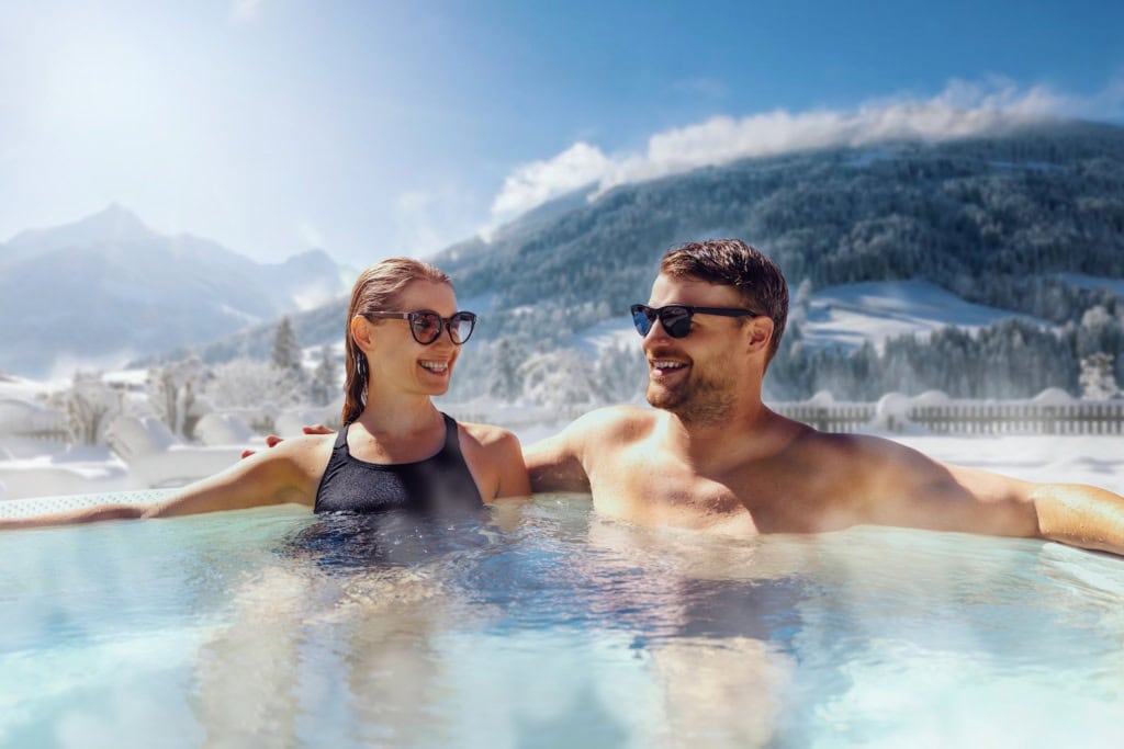 Paar in einem Pool in einem Spa-Hotel in den Alpen