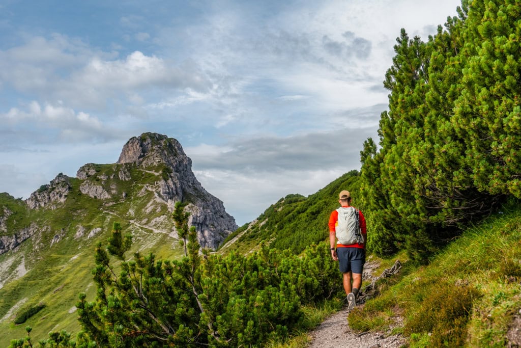 Ein Mann wandert in den Bergen in Liechtenstein.