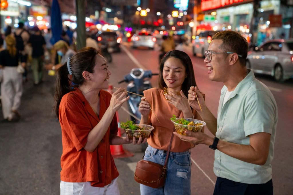 Menschen essen Streetfood in Singapur