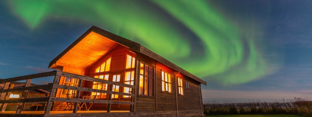 Haus auf Island in der Nacht vor Nordlichtern