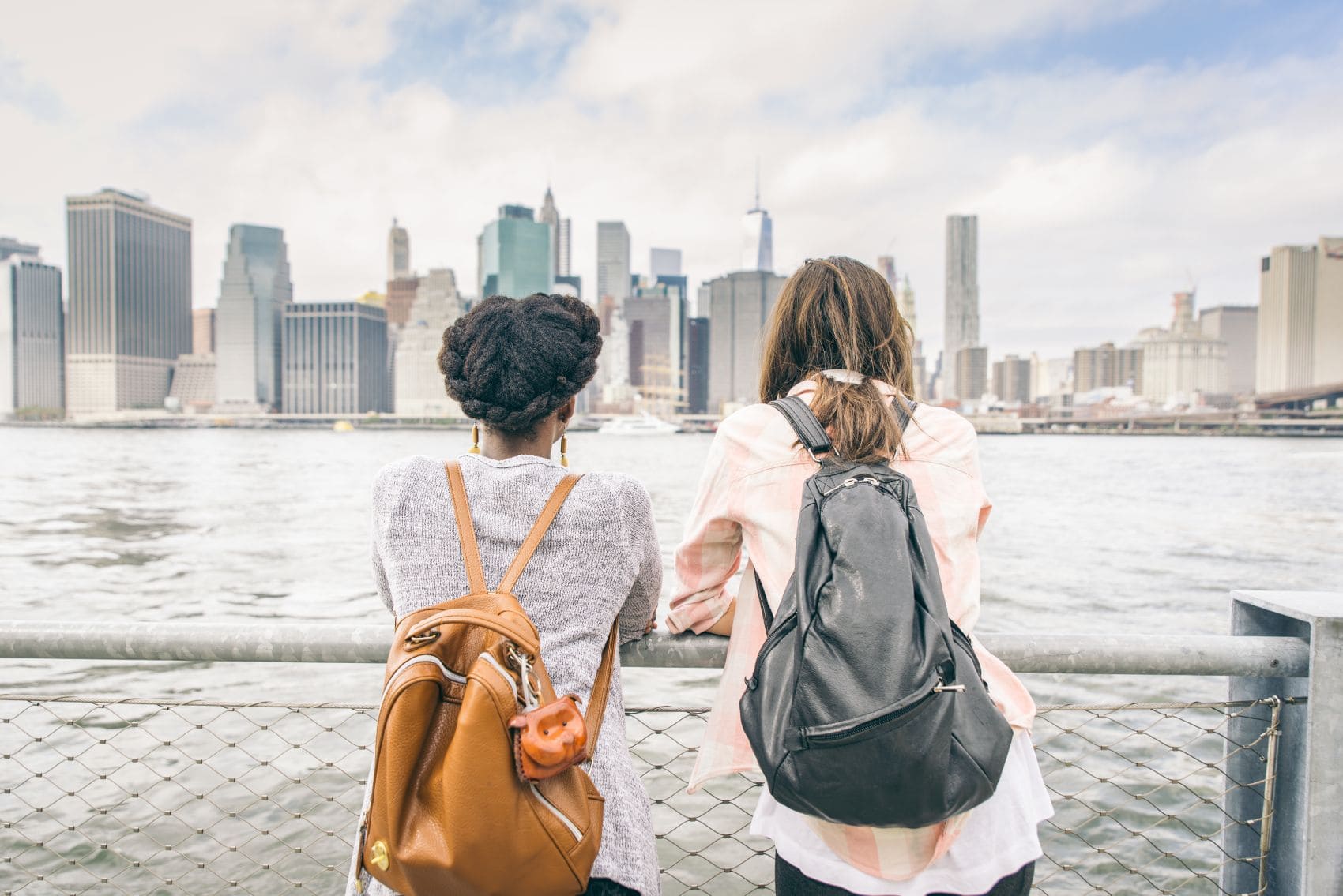 Zwei junge Frauen schauen sich die Skyline in New York an