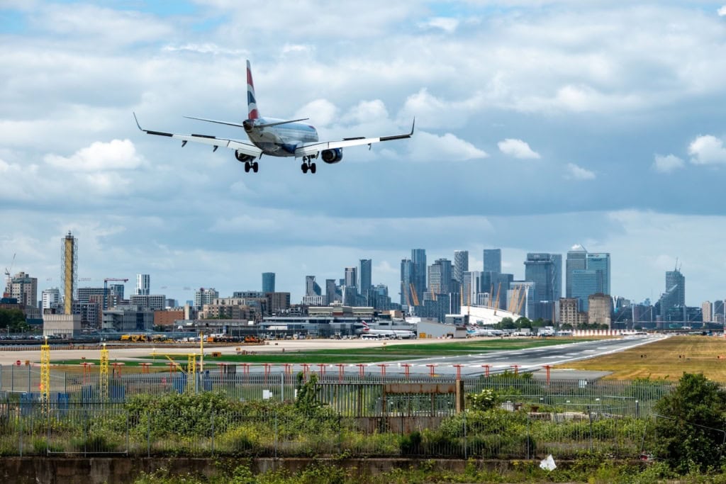 Flugzeug landet am London City Airport