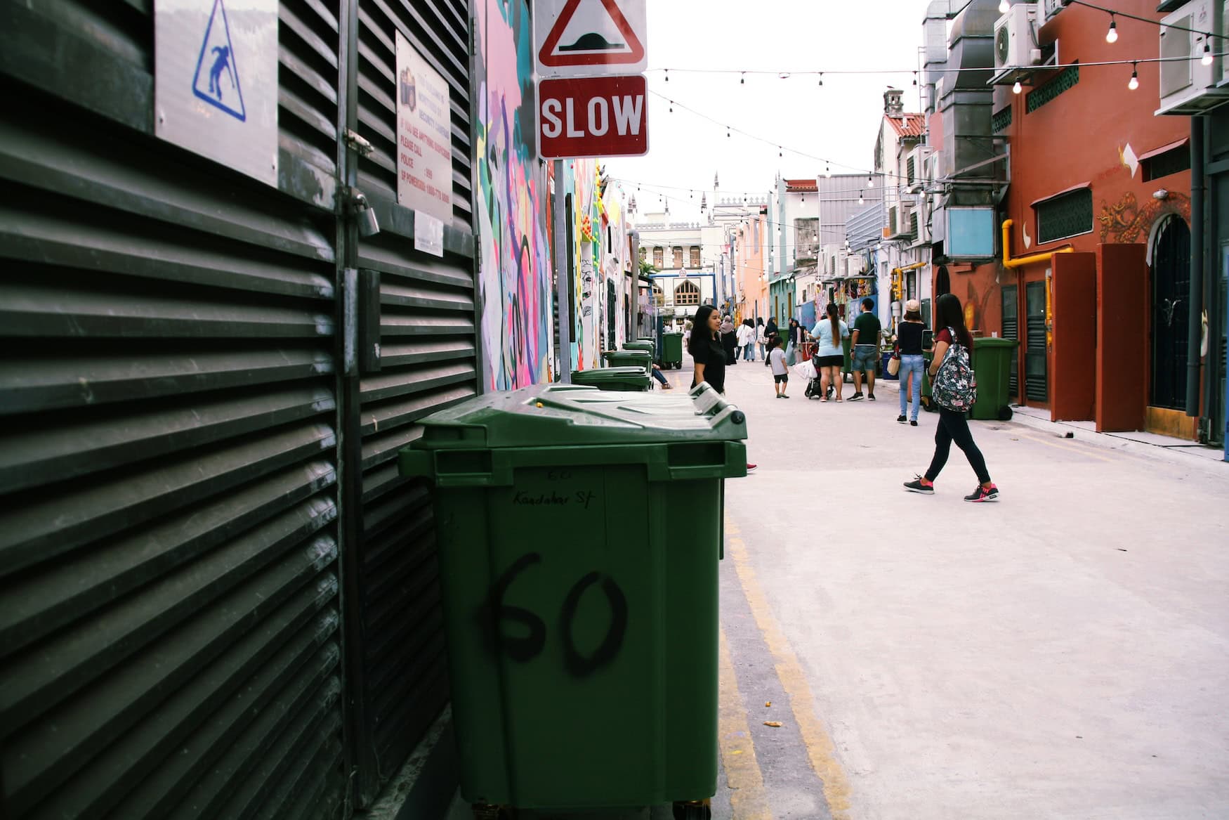 Eine Mülltonne in einer Straße in Singapur.