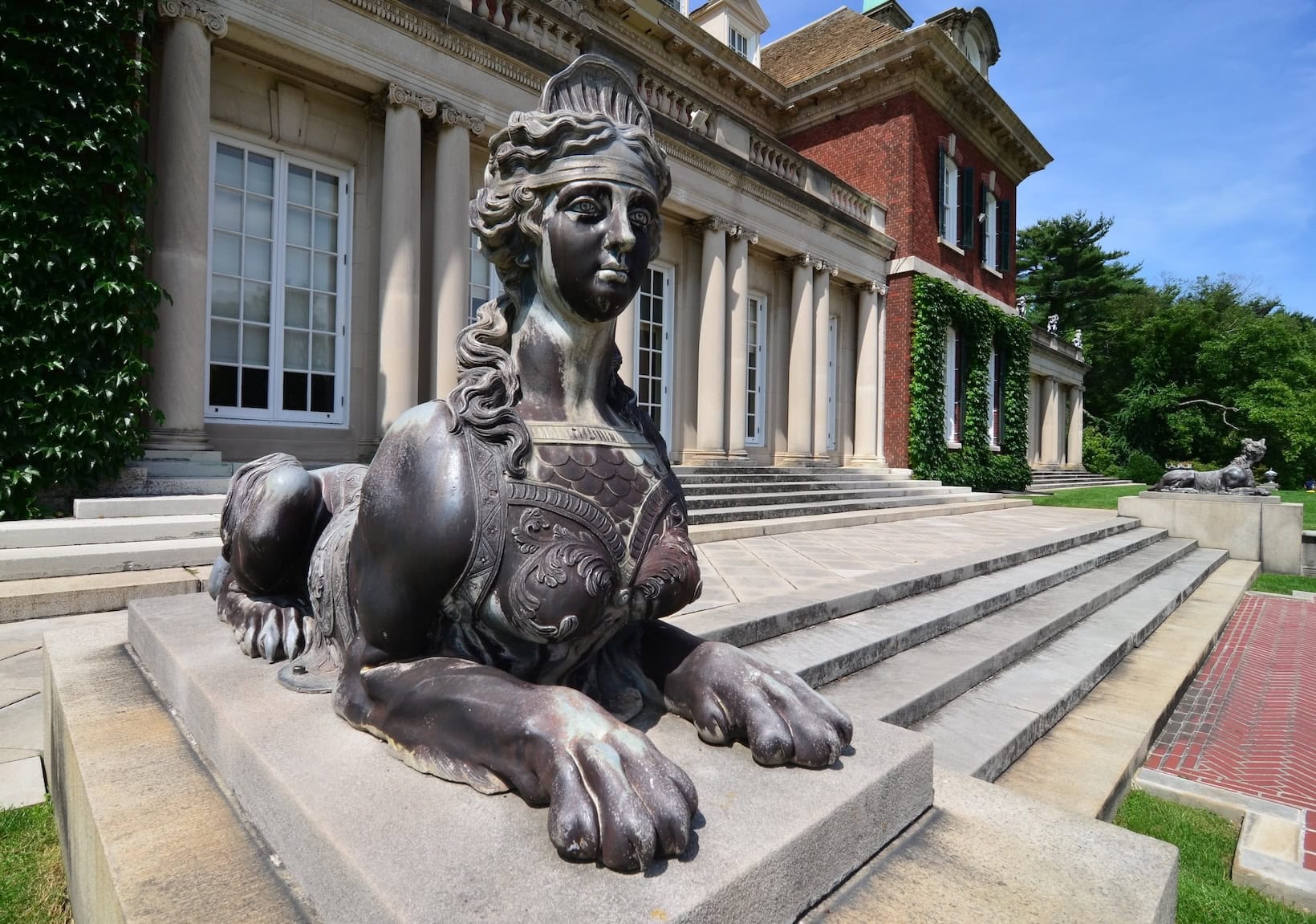 Eine Statue vor dem Anwesen in Old Westbury.