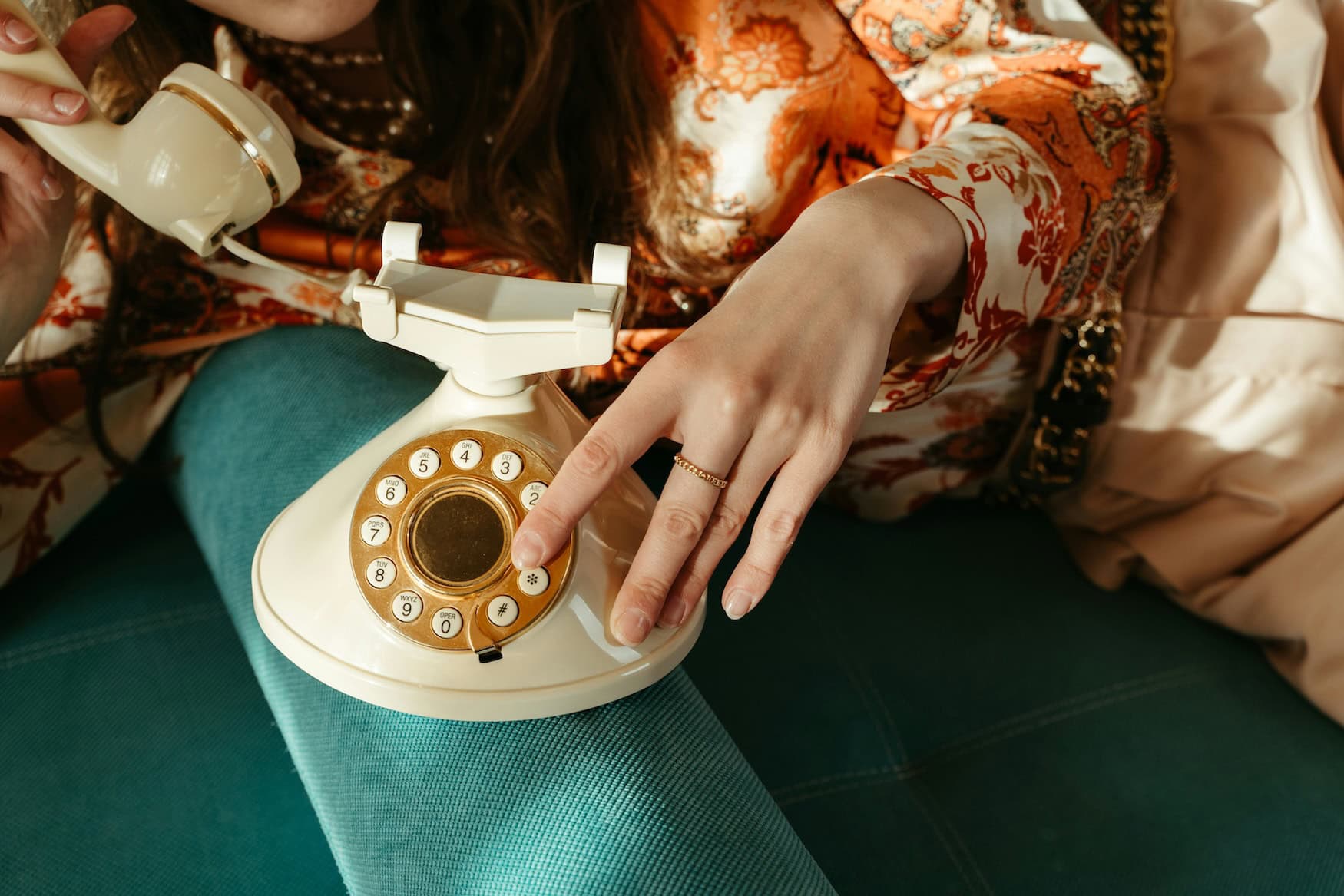 Eine Frau mit einem Telefonhörer am Ohr.