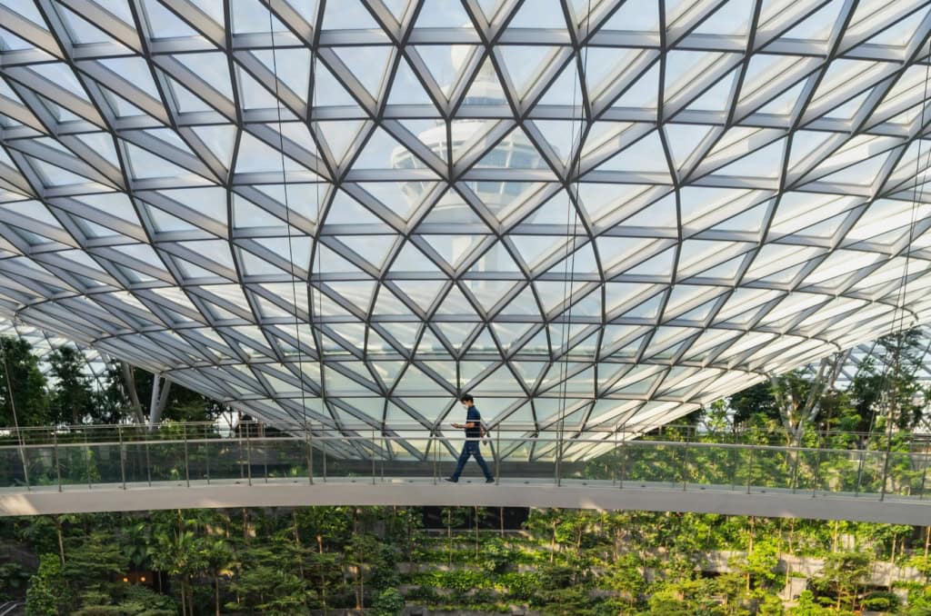 Ein Mann läuft über eine Brücke in Singapur.