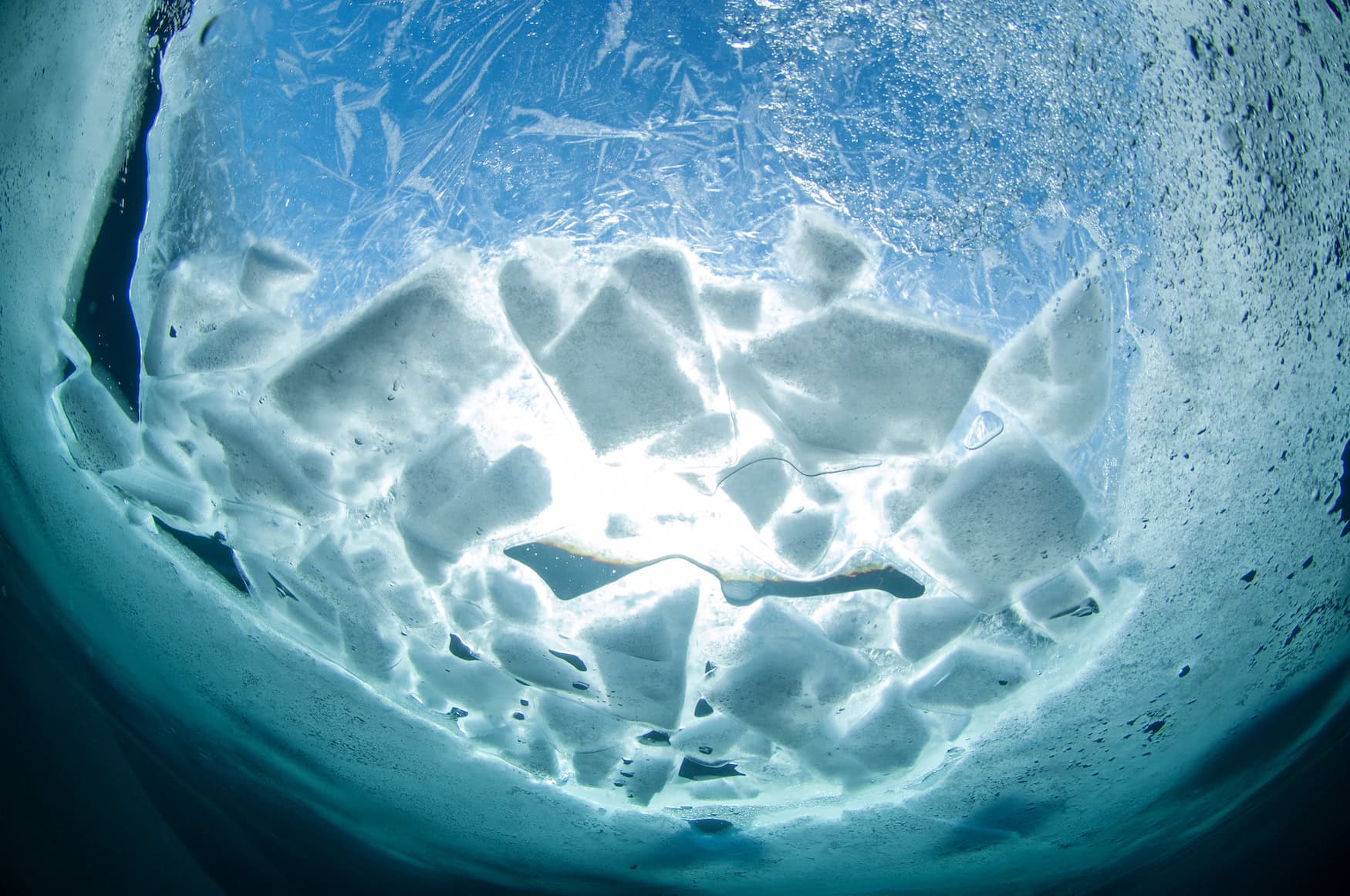 Tauchen im Winter mit einer Eisdecke