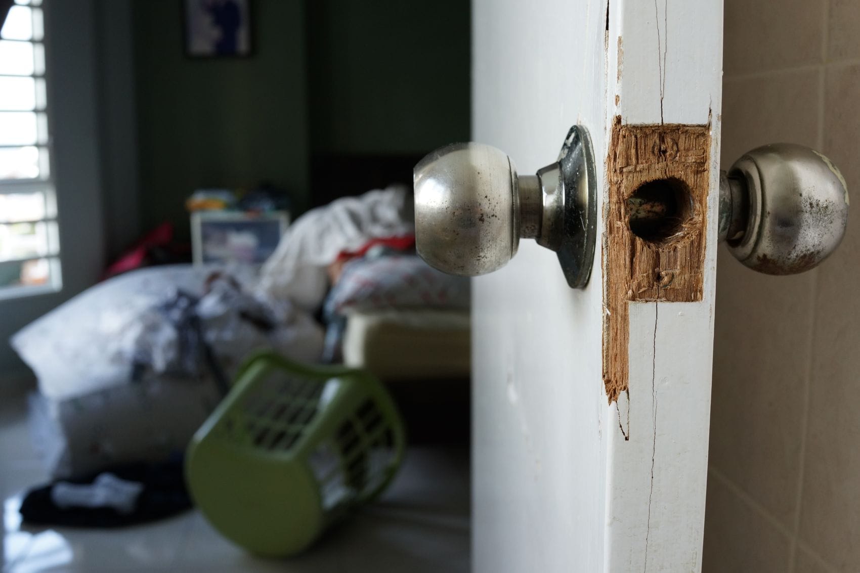 Nahaufnahme einer aufgebrochenen Wohnungstür