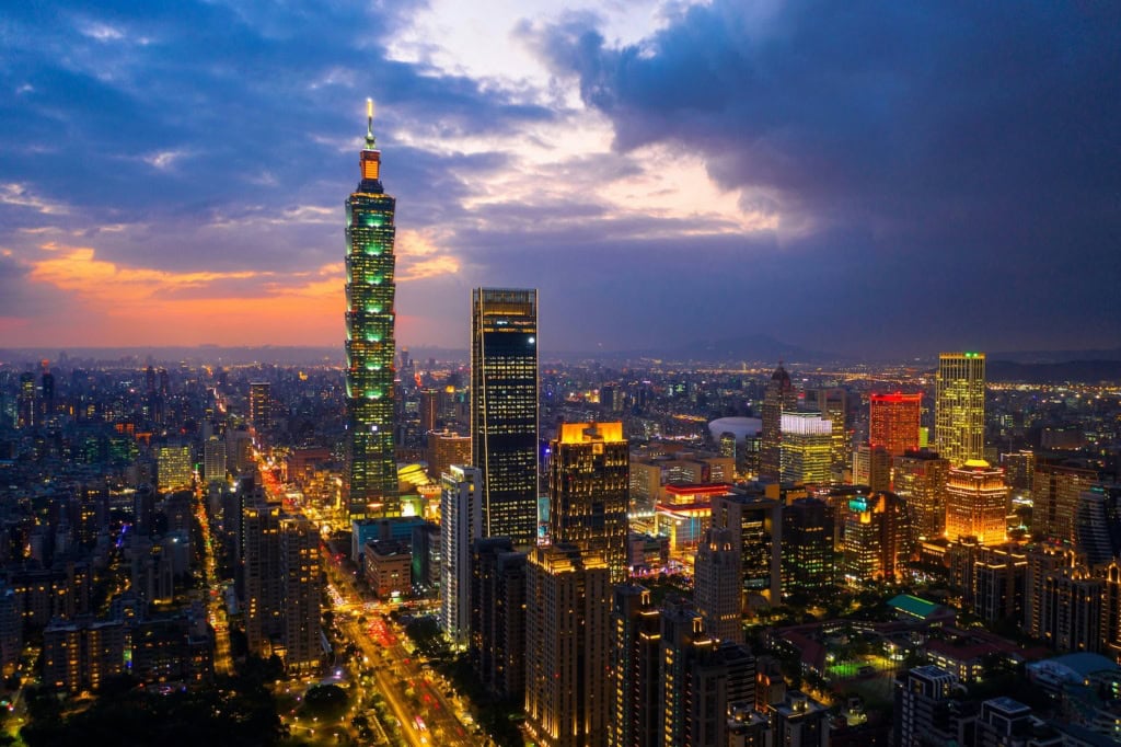 Blick auf Taipeh bei Nacht.