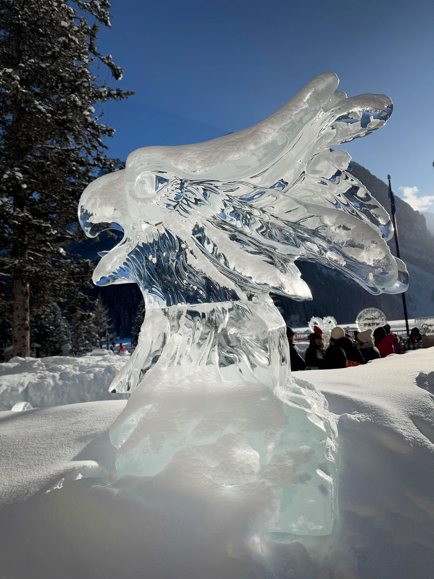 Vogel Eisskulptur am Lake Louise