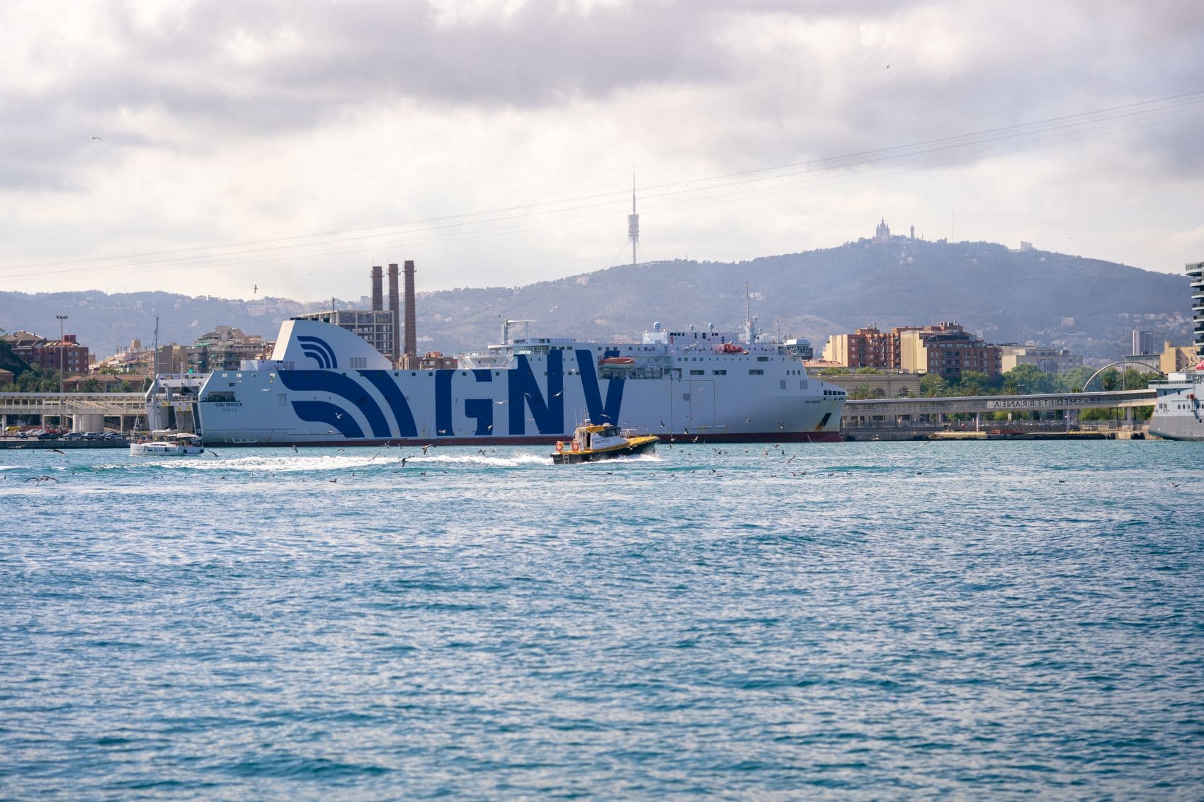 Fährschiff der Reederei GNV im Hafen von Barcelona