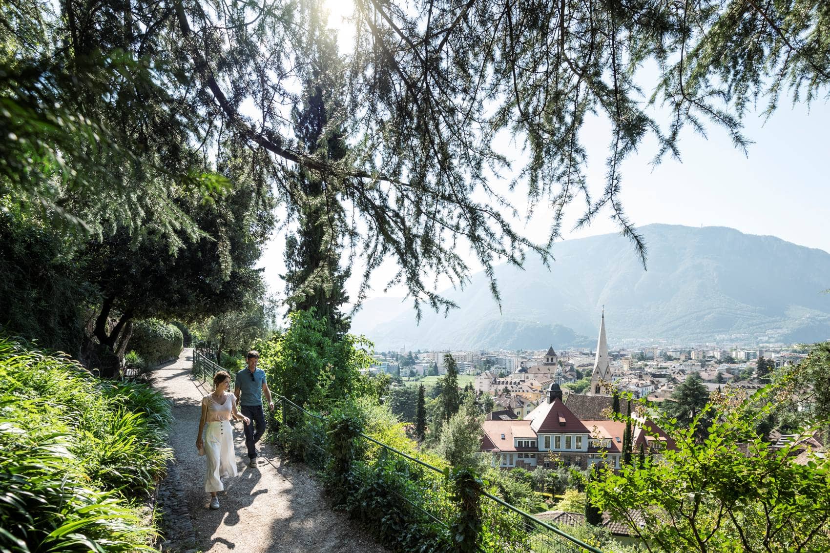 Paar spaziert auf Guntschnapromenade am Guntschnaberg in Bozen 