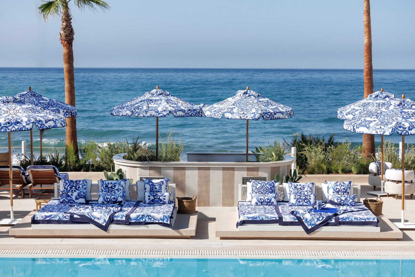 Swimmingpool und Liegen im La Cabane Dolce & Gabbana Beach Club