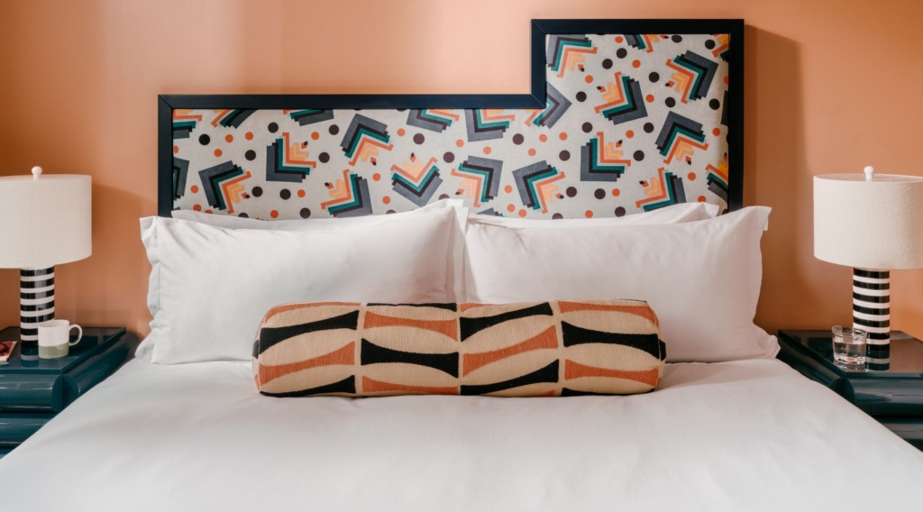 Bett in Zimmer des The Hoxton Hotels Florenz