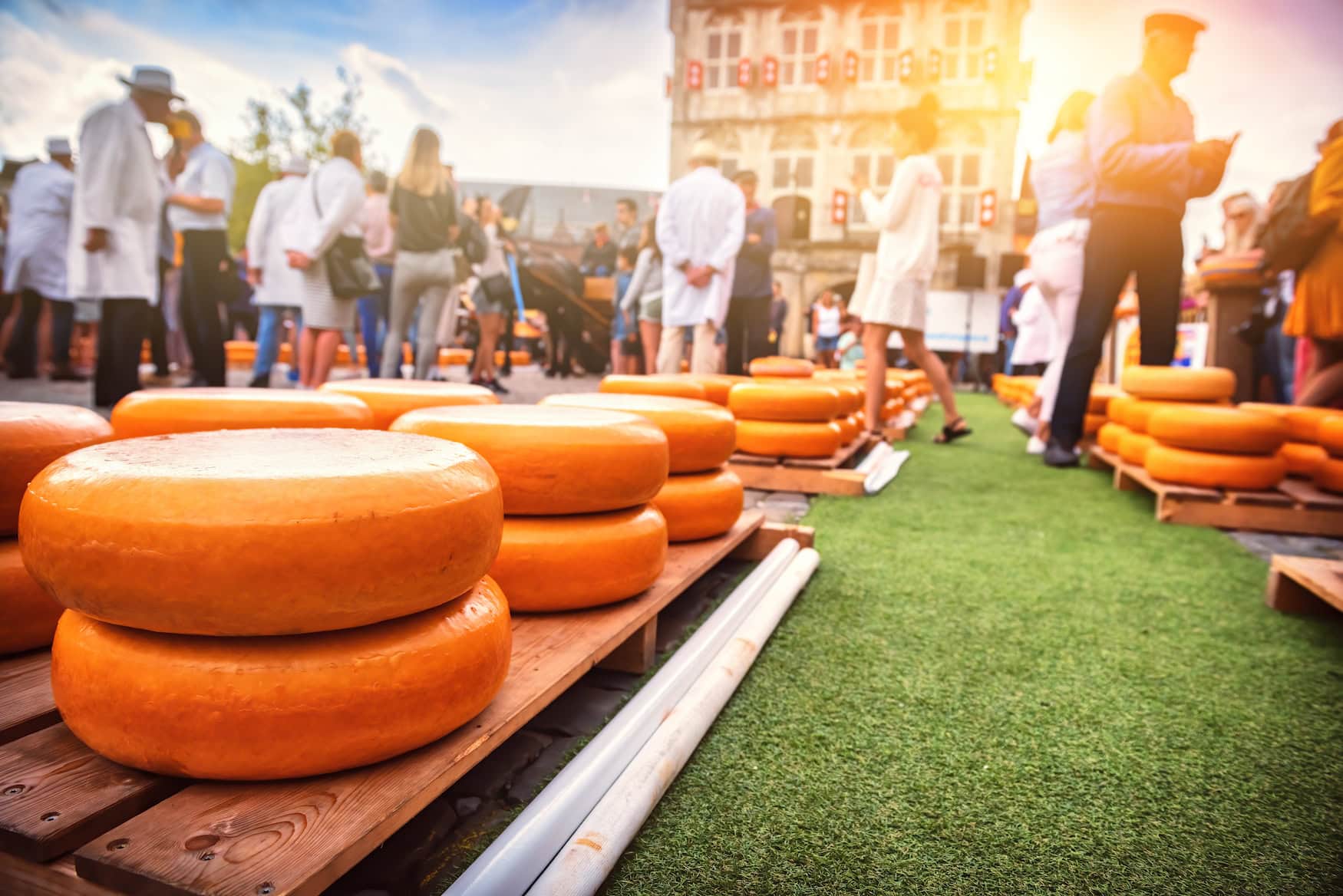 aufgestapelte Käse auf dem Marktplatz