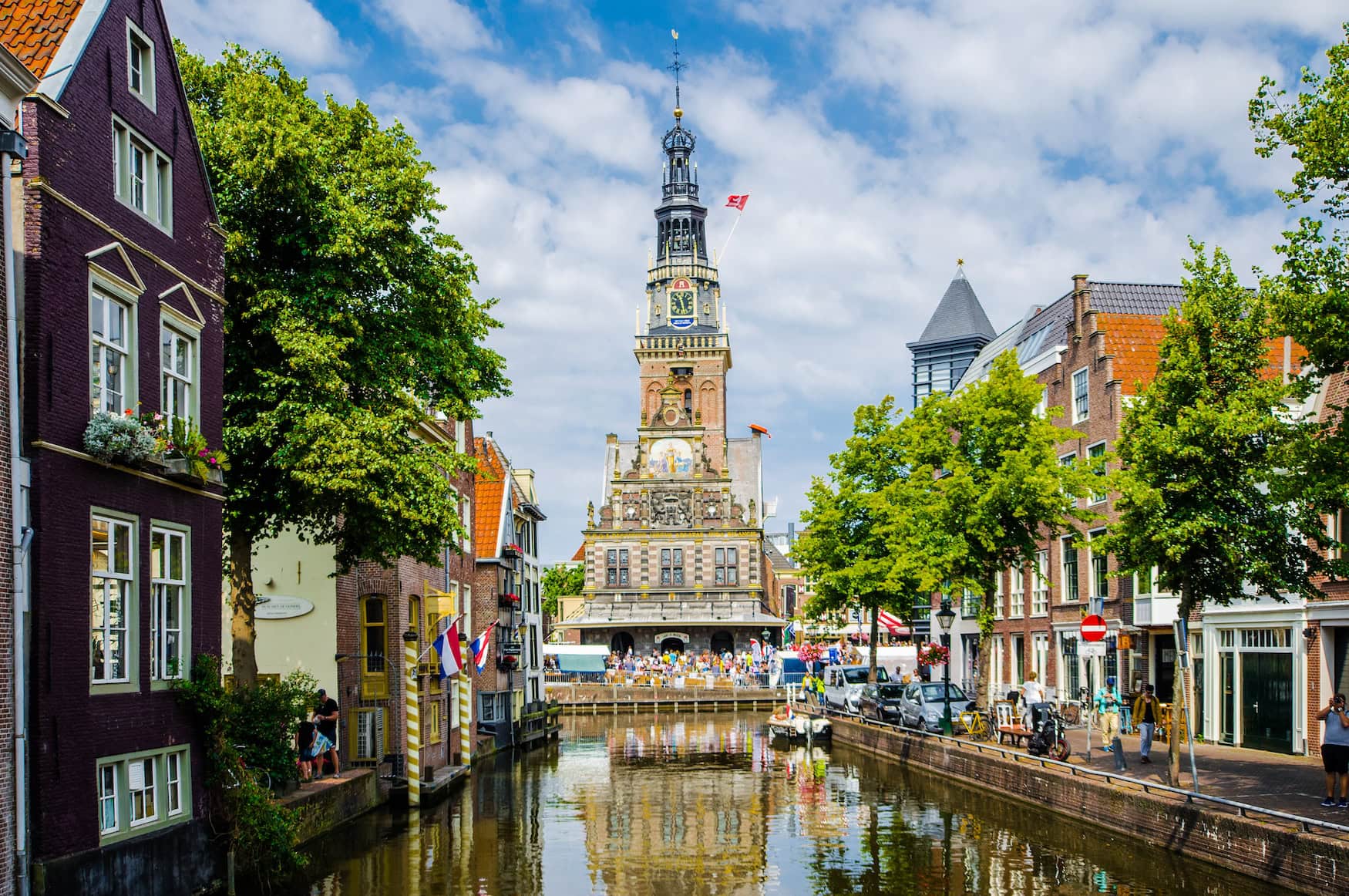 Blick auf den Waagplein in Alkmaar mit der berühmten Käsewaage 