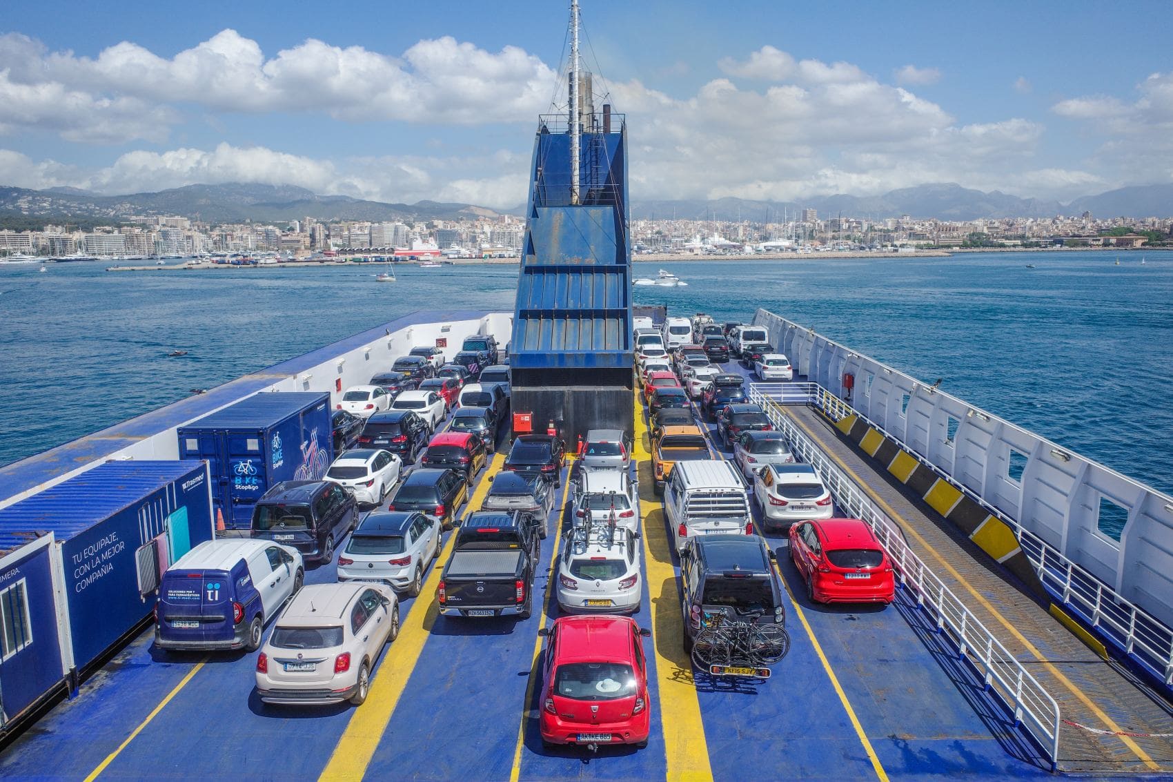 Autos auf einer Passagierfähre im Hafen von Palma de Mallorca