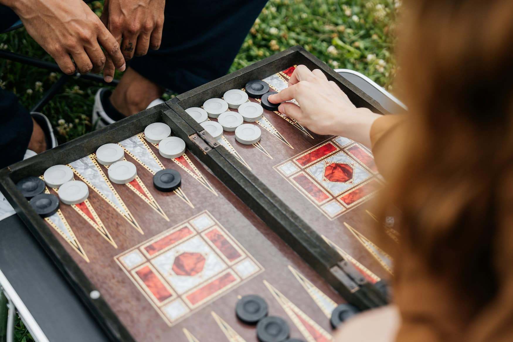 Backgammon spielen im Urlaub