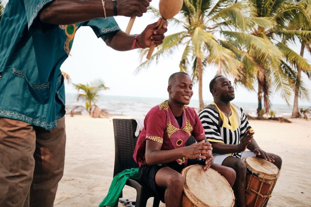 Menschen machen Musik am Strand von Belize