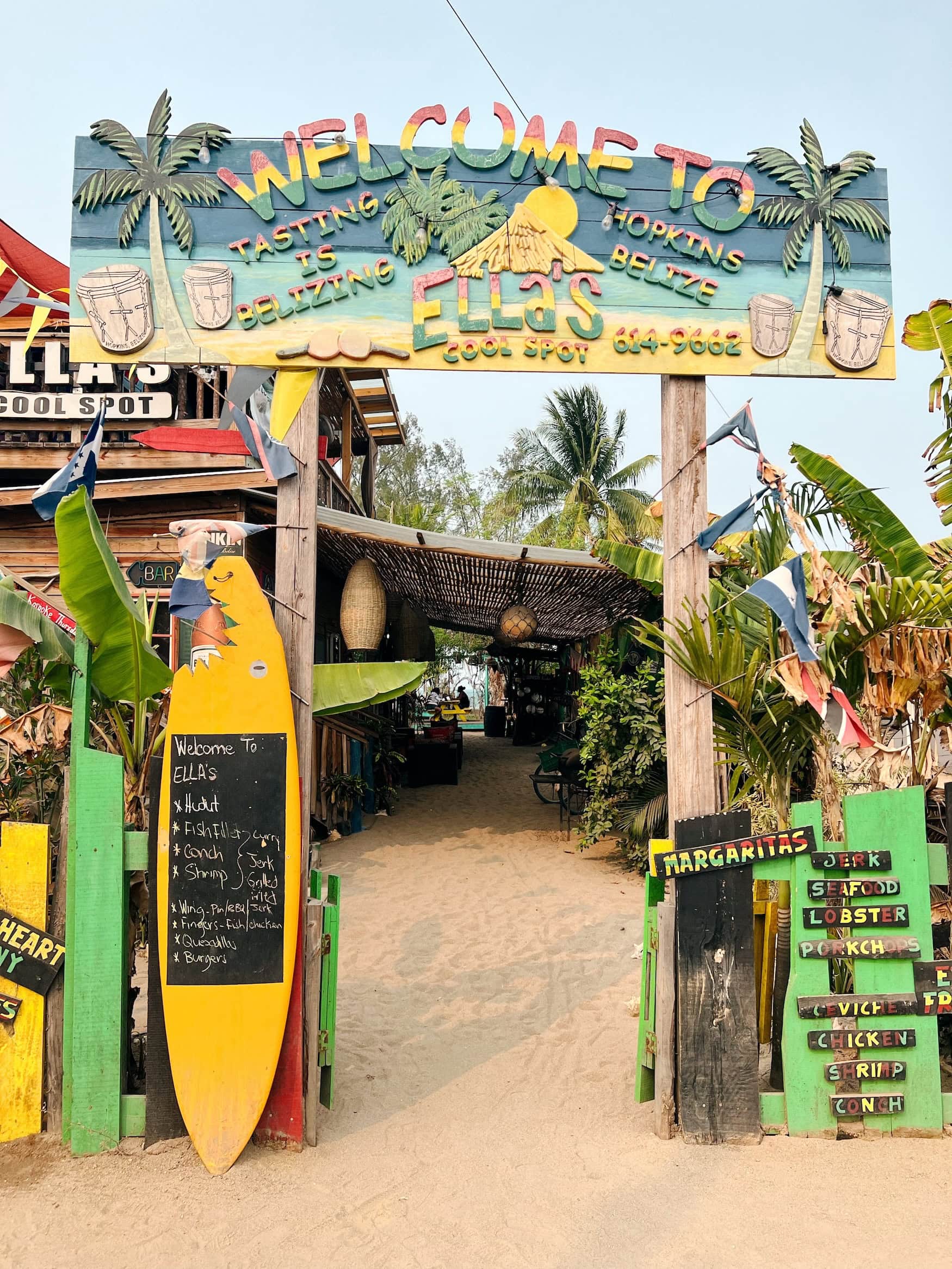 Strandbar in Hopkins an der Karibikküste