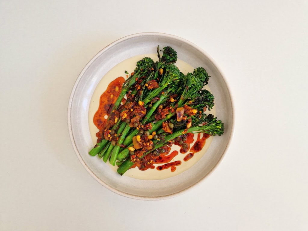 Brokkolini-Rezept: Brokkolini mit Tahina und Chili-Öl.