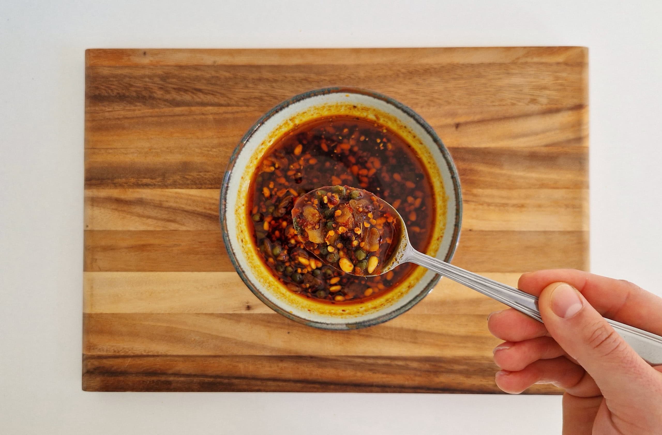 Chili-Öl mit Kapern und Pinienkernen.