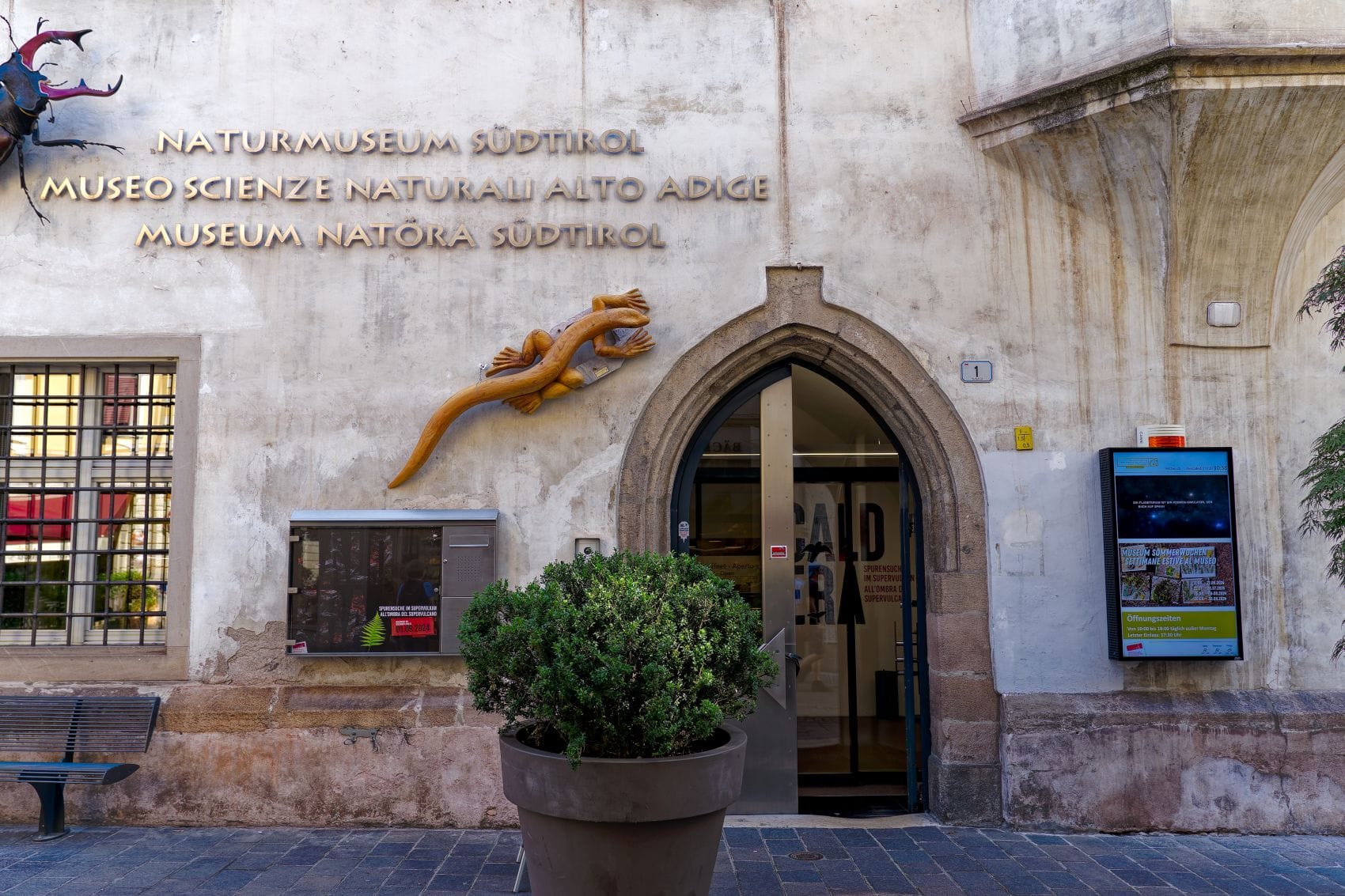 Fassade und Eingang des Naturmuseums in Bozen 