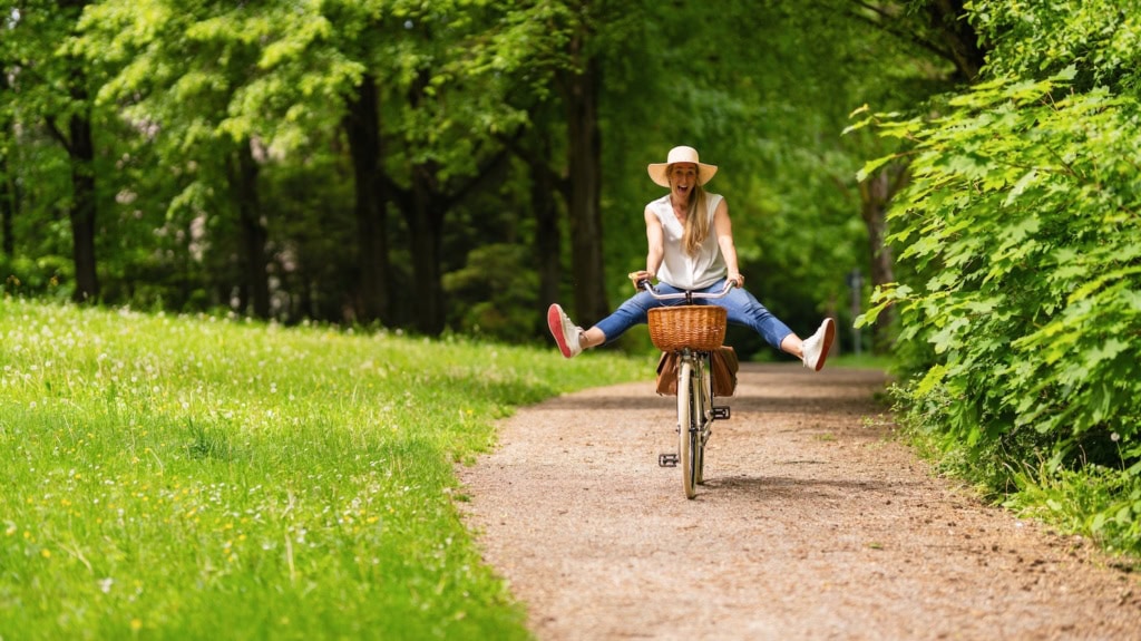 Frau auf einem Fahrrad in der Natur