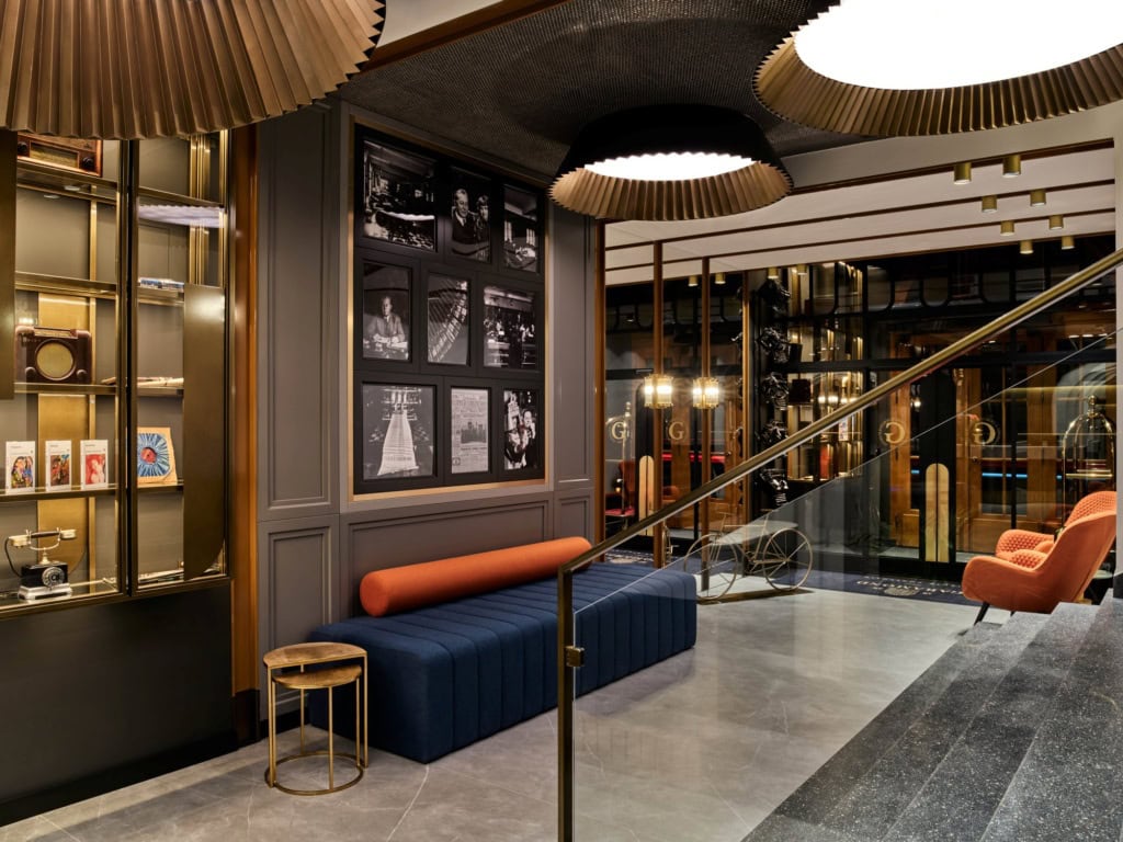 Die Lobby im Garamond, a Tribute Portfolio Krakow, gehalten in grau, blau und messinggold.