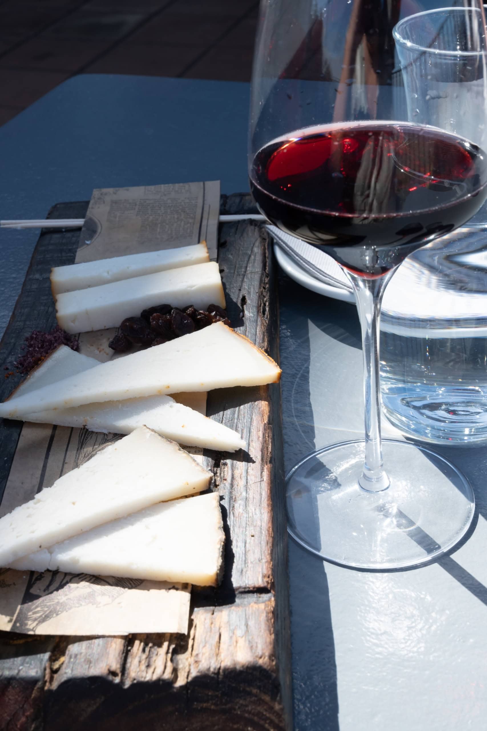 Käse und Wein in einem Restaurant in La Palma