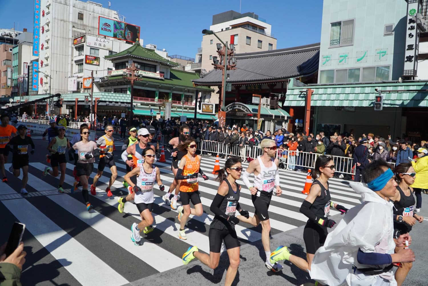 Laufende beim Tokyo Marathon