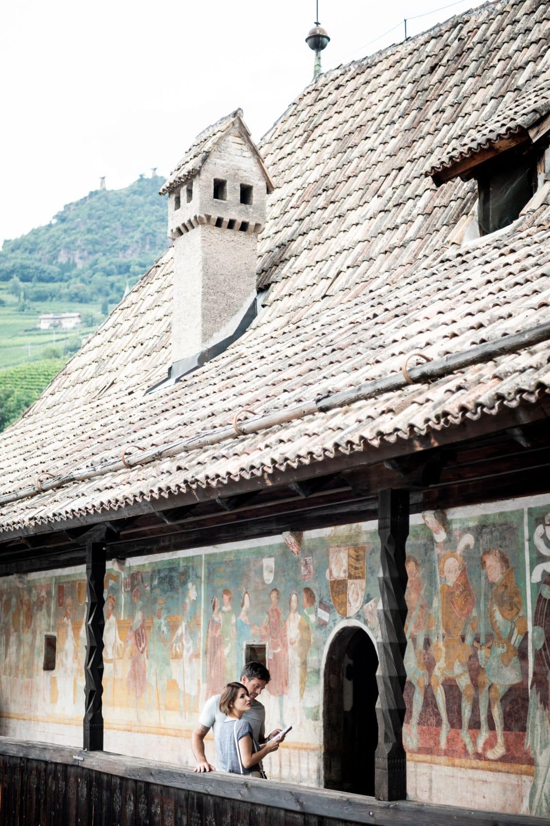 Pärchen beim Besuch von Schloss Runkelstein in Bozen 