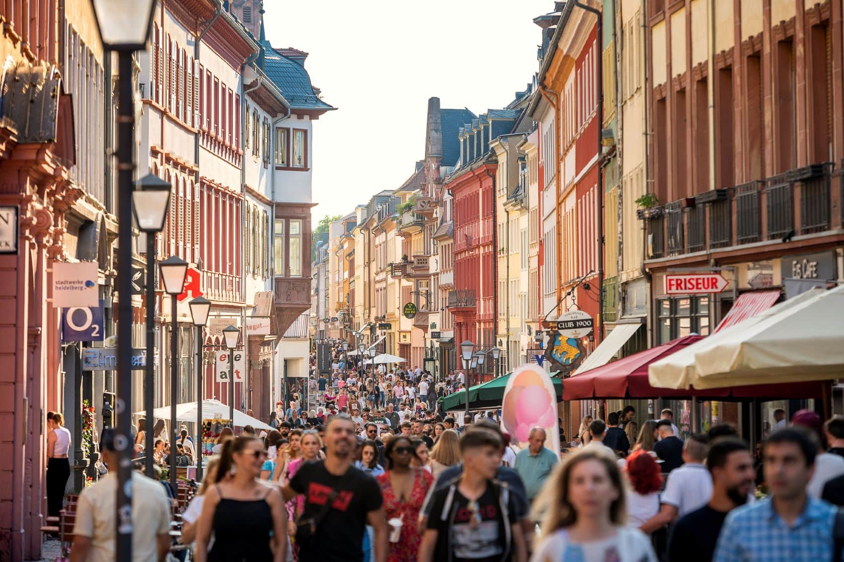 Menschen auf der Hauptstraße in Heidelberg beim Shopping