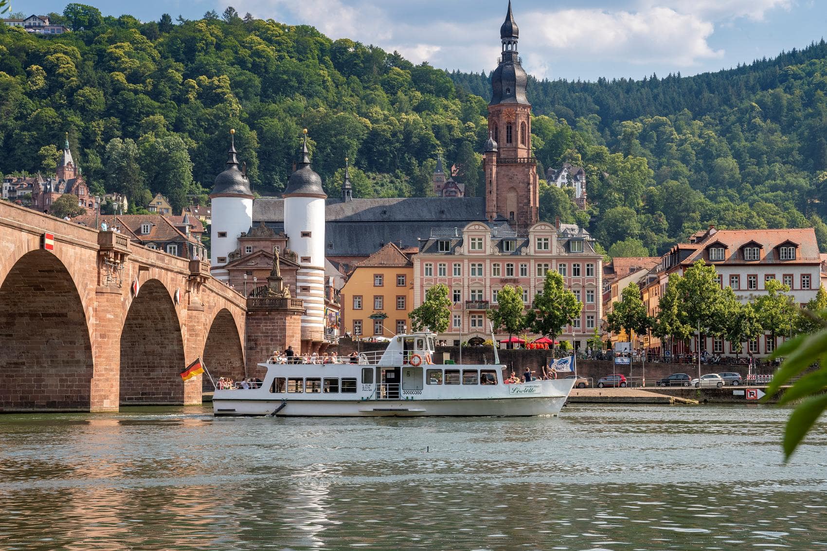 Schiff der Weissen Flotte auf Neckar in Heidelberg