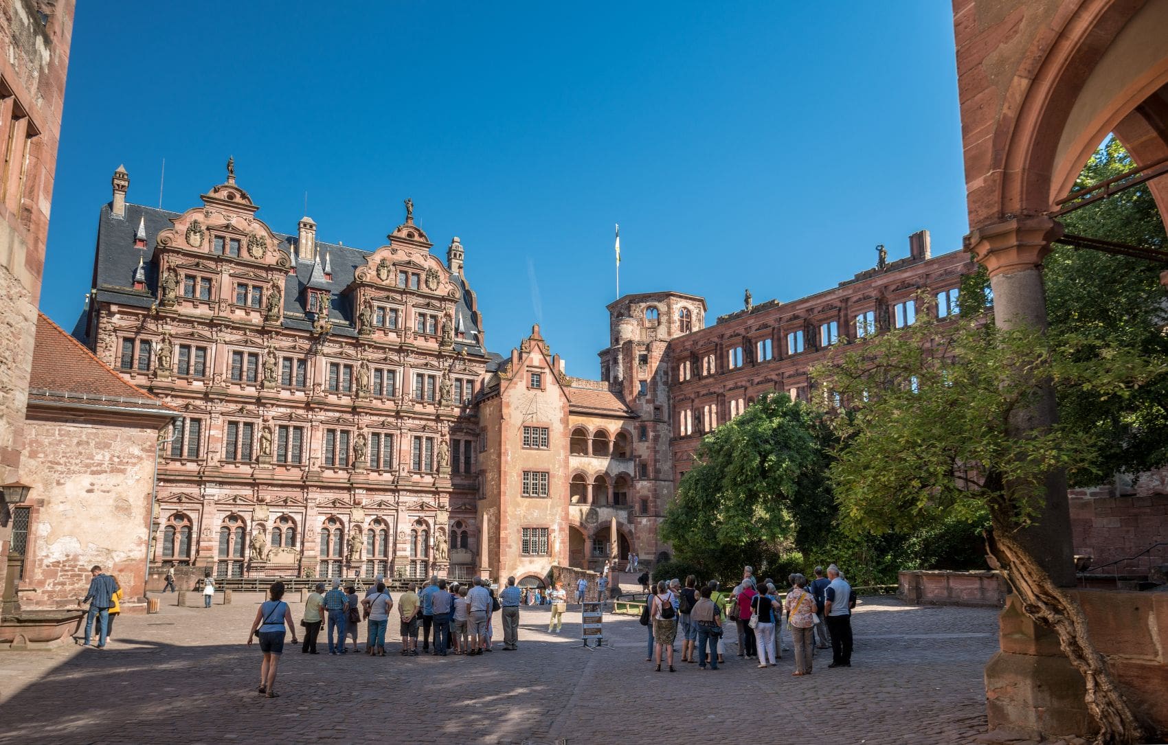 Touristen im Schloss-Innenhof Heidelberg