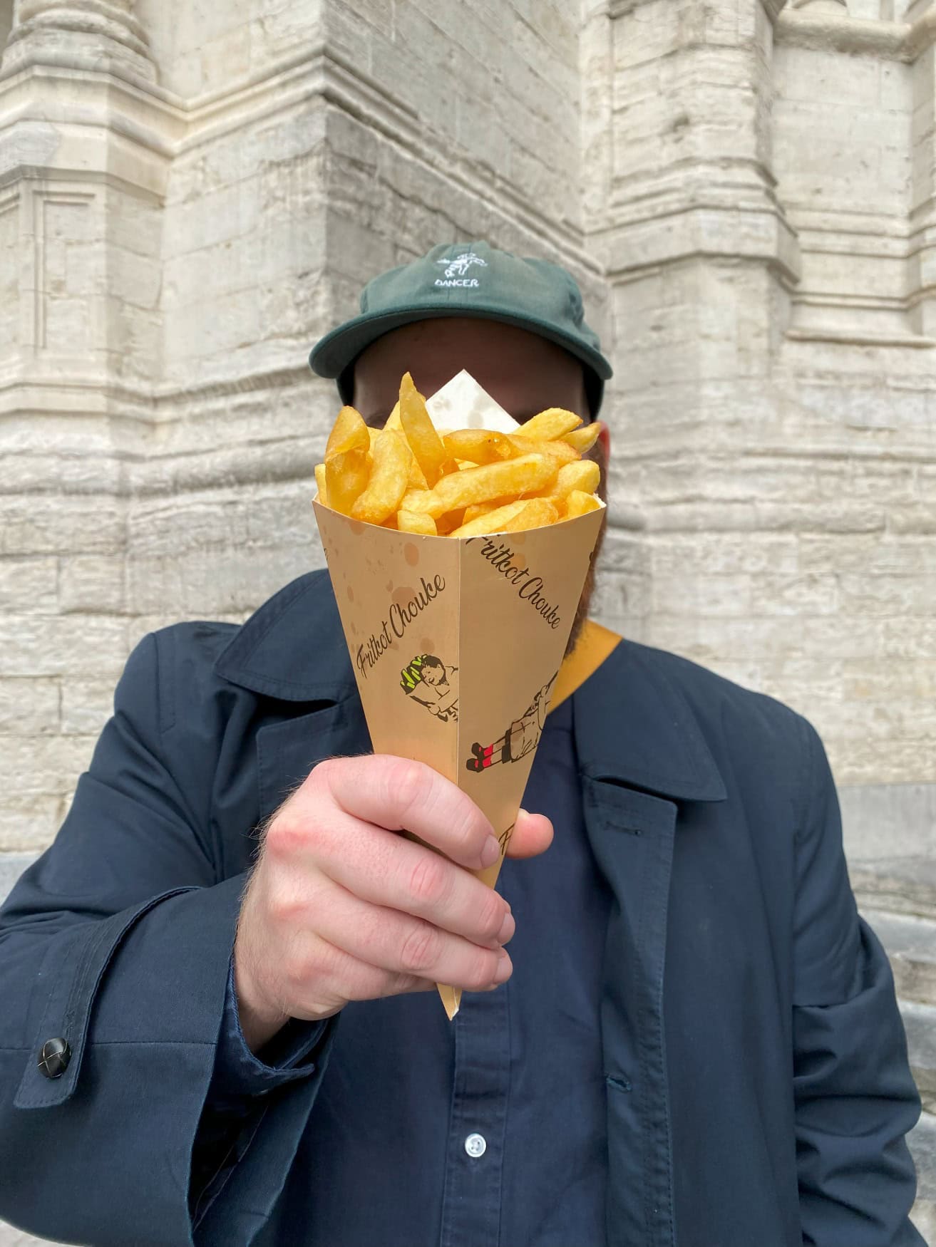 Redakteur Konrad Bender mit einer Pommestüte in der Hand