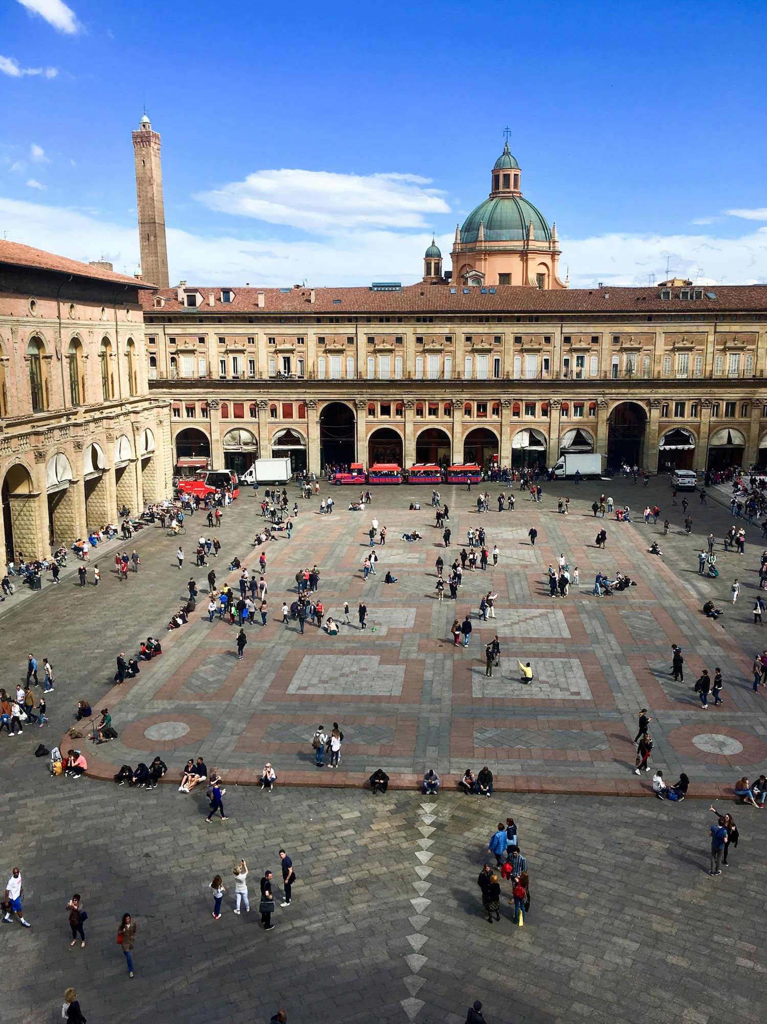 der Piazza Maggiore im Herzen von Bologna
