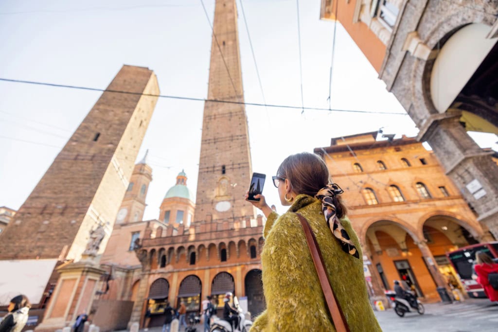 Frau fotografiert die Sehenswürdigkeiten in Bologna